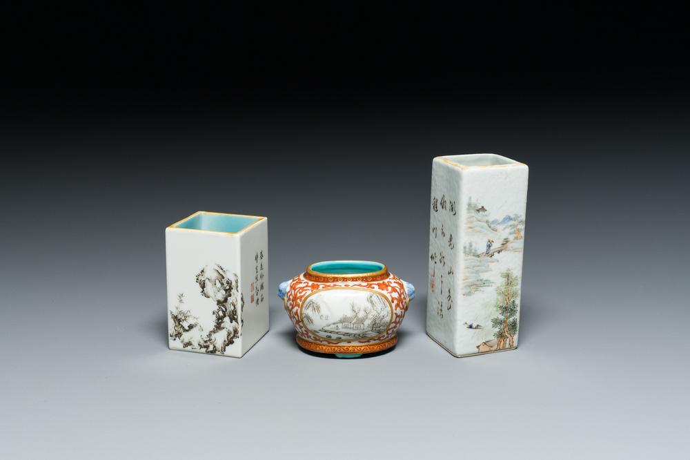 Deux pots &agrave; pinceaux et un pot &agrave; eau en porcelaine de Chine qianjiang cai et grisaille, signature de Cheng Men 程門 et marques de Qianlong, 20&egrave;me
