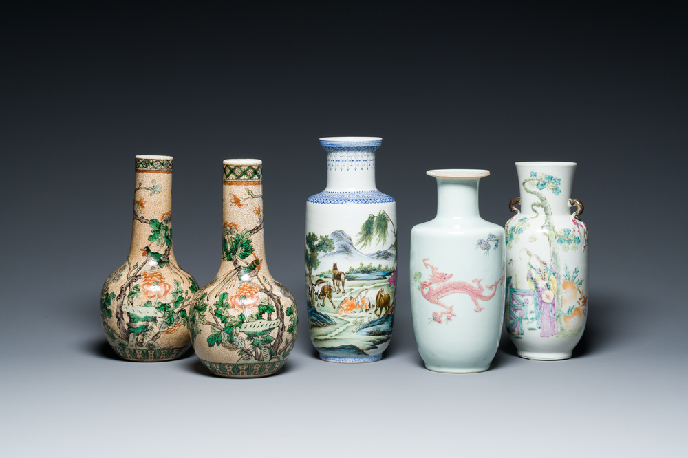 Cinq vases en porcelaine de Chine famille rose et verte, 19/20&egrave;me
