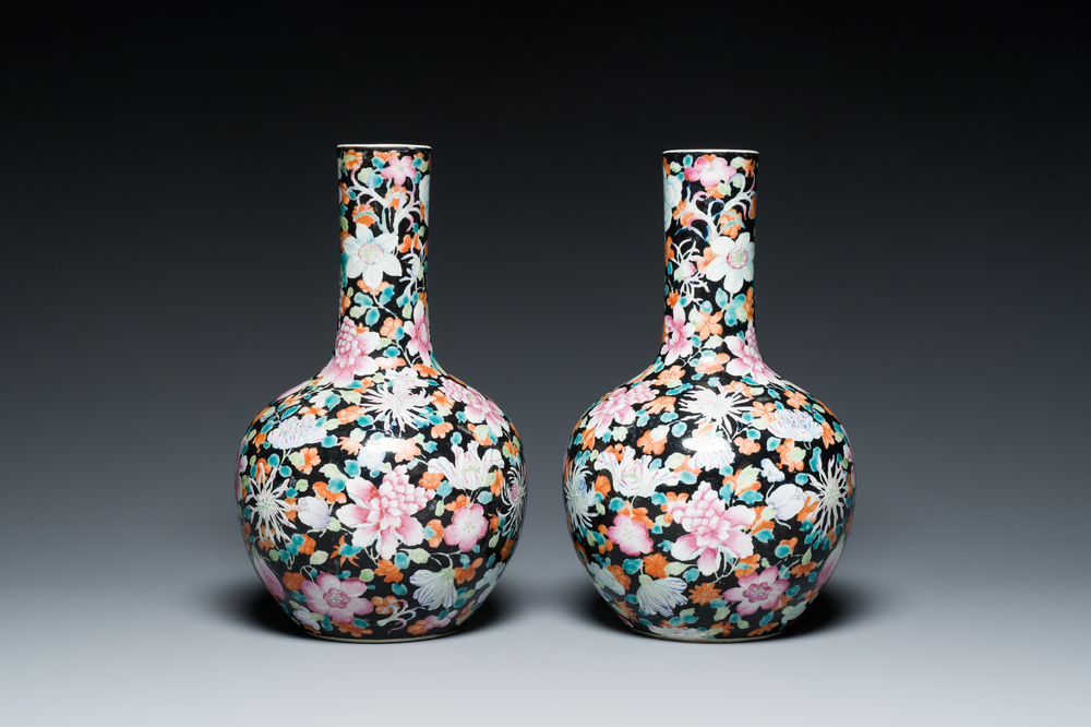 Paire de vases de forme bouteille en porcelaine de Chine famille rose &agrave; d&eacute;cor millefleurs sur fond noire, marque de Qianlong, R&eacute;publique