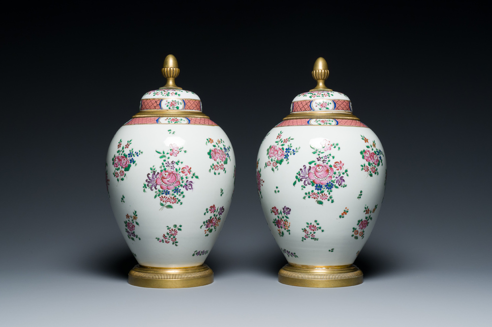Paire de pots couverts en porcelaine de style famille rose aux montures en bronze dor&eacute;, Samson, Paris, 19&egrave;me