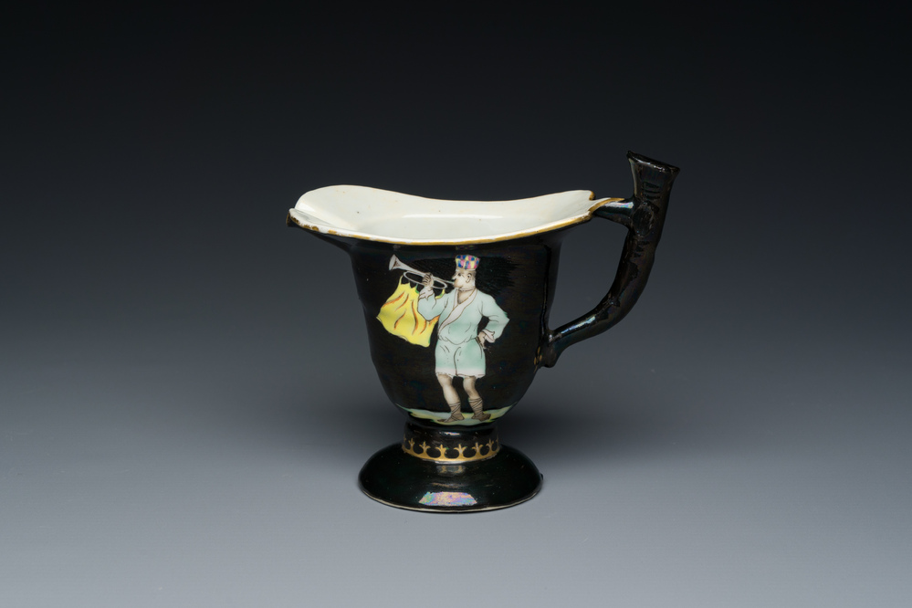 Rare aigui&egrave;re en porcelaine de Chine &agrave; d&eacute;cor de musiciens ottomans sur fond noir, Qianlong