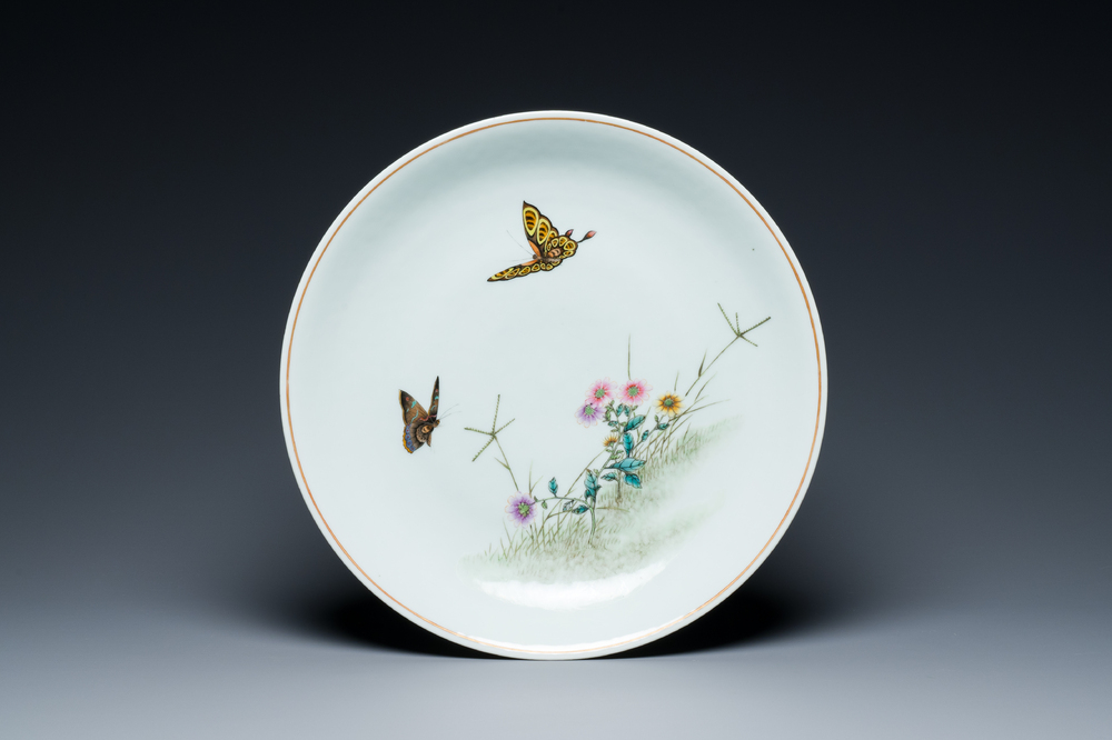 Een Chinese famille rose schotel met twee vlinders, Jingdezhen 景德鎮 merk, gedateerd 1955