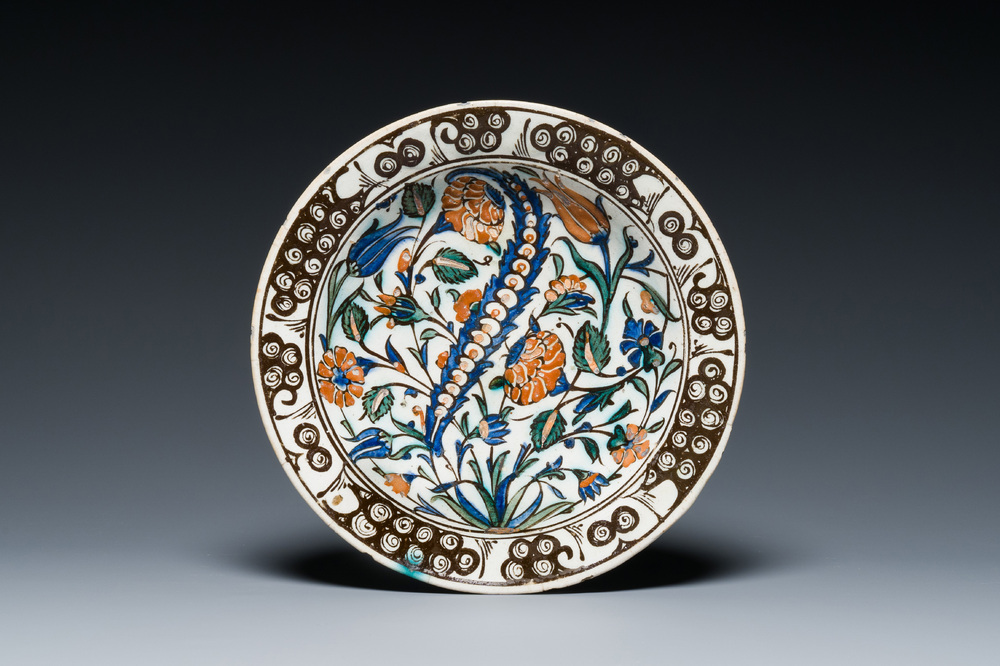 Plat en fa&iuml;ence polychrome d'Iznik, Turquie, vers 1600
