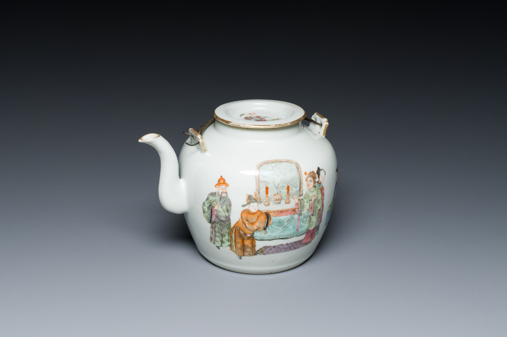Een Chinese famille rose theepot met 'Guo Ziti' decor, 19e eeuw