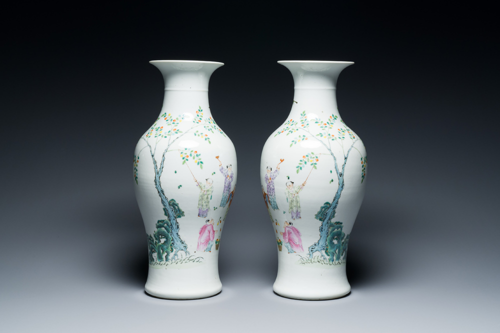 Paire de vases en porcelaine de Chine famille rose &agrave; d&eacute;cor de gar&ccedil;ons jouant, marque de Qianlong, R&eacute;publique