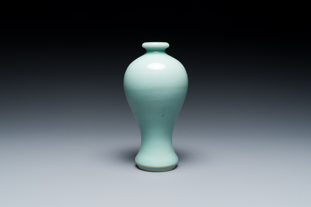 Een Chinese monochrome celadon-geglazuurde 'meiping' vaas, 19/20e eeuw
