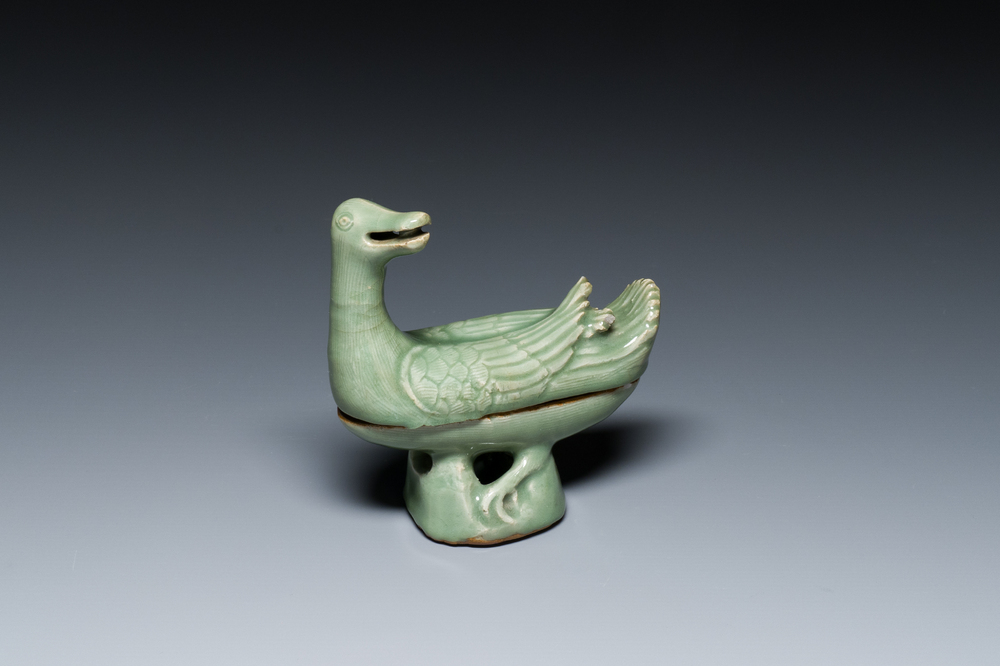 Br&ucirc;le-parfum en forme de canard en porcelaine de Chine c&eacute;ladon de Longquan, Ming