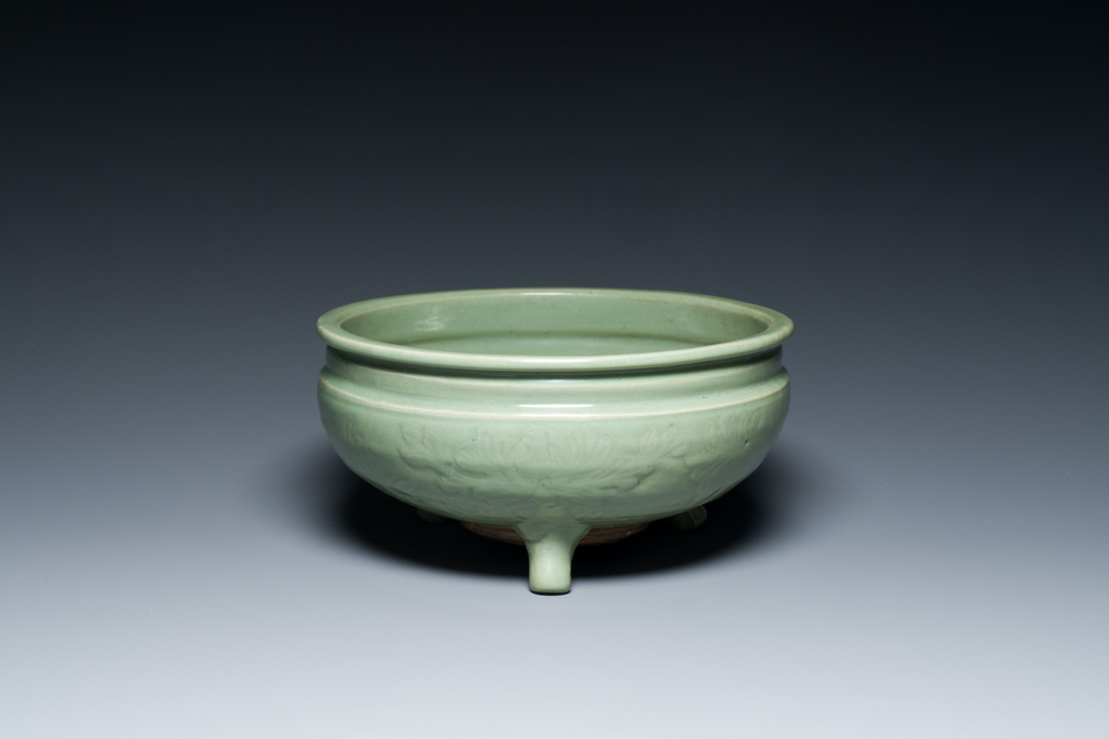 Br&ucirc;le-parfum tripode en porcelaine de Chine c&eacute;ladon de Longquan &agrave; d&eacute;cor incis&eacute;, Ming
