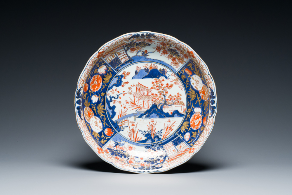 Plat en porcelaine Imari de Japon &agrave; d&eacute;cor d'un paysage, Edo, 17&egrave;me