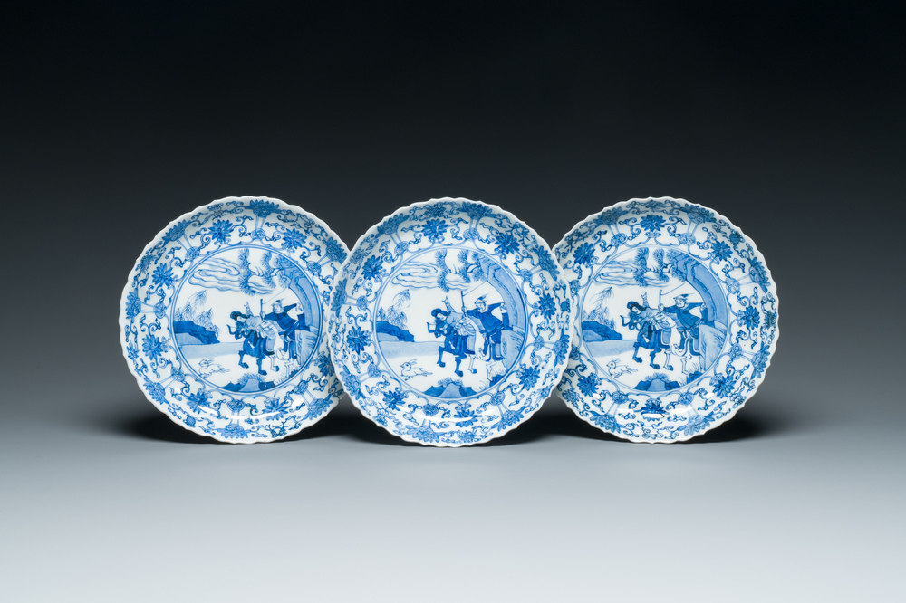 Drie Japanse blauw-witte 'Joosje te paard' borden in Chinese Kangxi-stijl, Edo, 18e eeuw