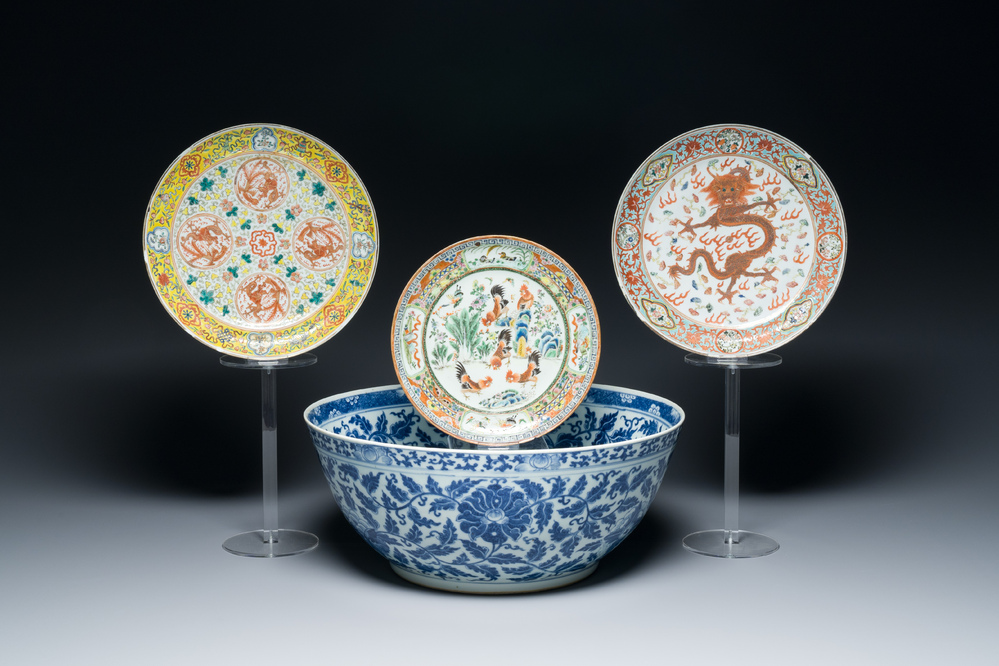 Een grote Chinese blauw-witte kom met lotusslingers en drie diverse famille rose borden, 19/20e eeuw