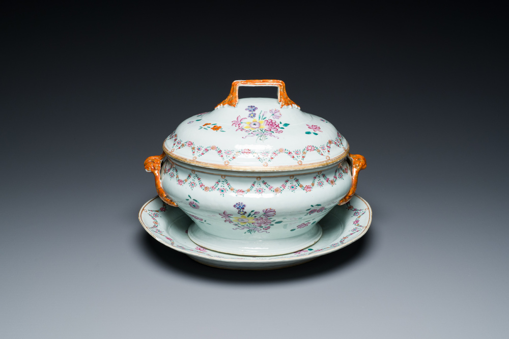 Terrine couverte sur son support en porcelaine de Chine famille rose, Qianlong