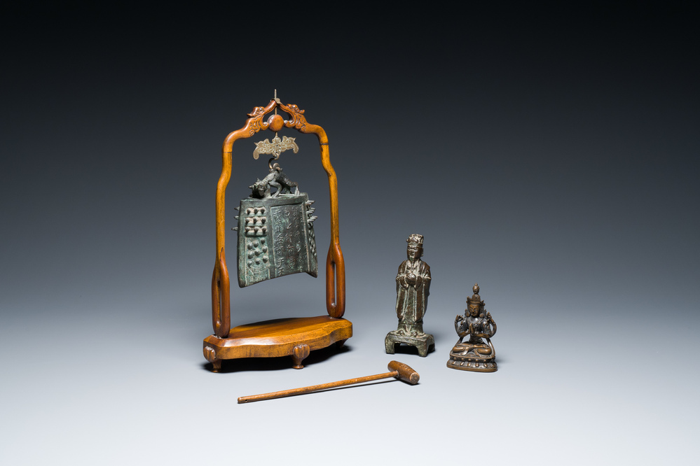 Een Chinese bronzen bel en twee sculpturen, Ming en later