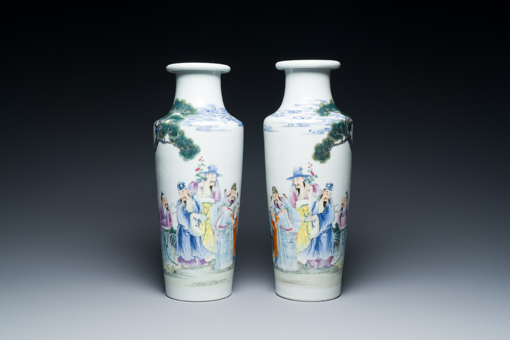 Een paar Chinese famille rose rouleau vazen, Qianlong merk, Republiek
