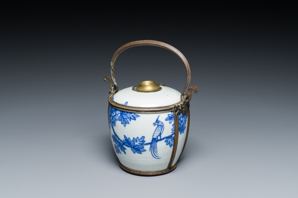 A Chinese blue and white 'Bleu de Hue' water pipe for the Vietnamese market, 19th C.