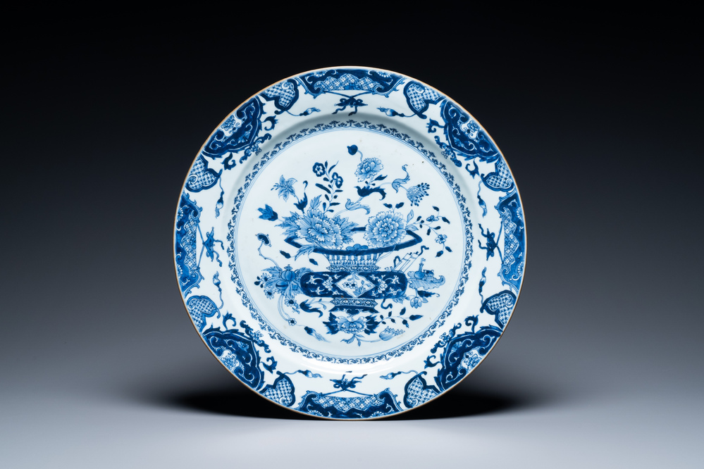 Grand plat en porcelaine de Chine en bleu et blanc &agrave; d&eacute;cor d'un panier de fleurs, Qianlong