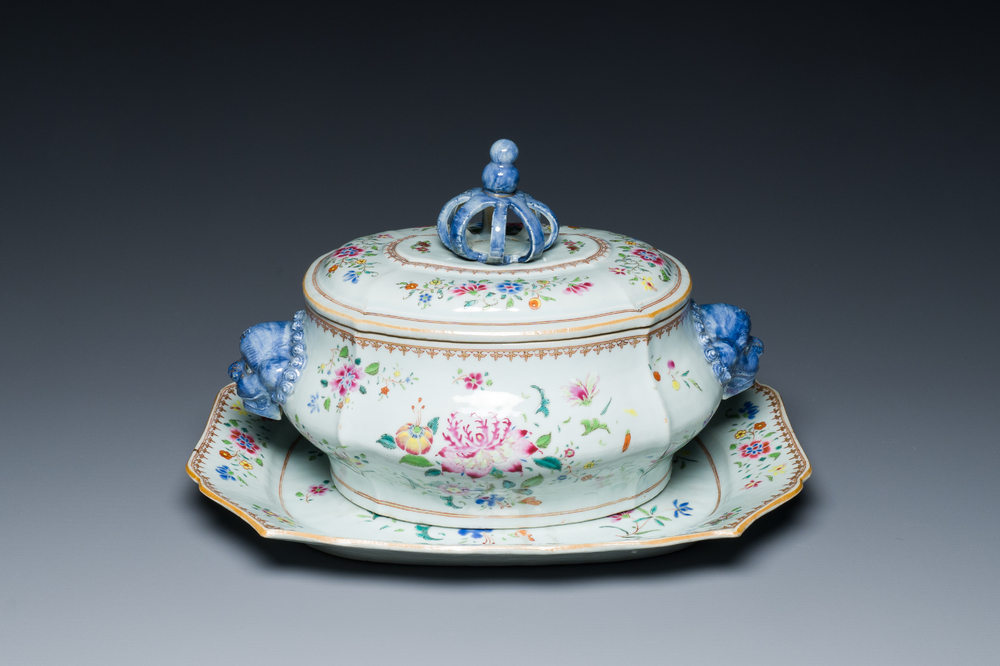 Een Chinese famille rose dekselterrine op onderschotel, Qianlong
