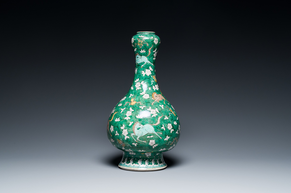 Vase de forme 'suantouping' en biscuit &eacute;maill&eacute; vert &agrave; d&eacute;cor de chevaux au galop, Chine, 19&egrave;me