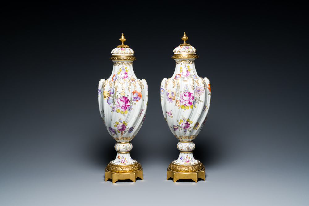 Paire de vases en porcelaine polychrome de Meissen aux montures en bronze dor&eacute;, Allemagne, 19&egrave;me