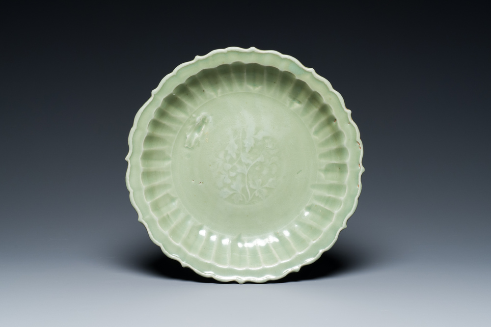 Plat en forme de lotus en porcelaine de Chine c&eacute;ladon de Longquan &agrave; d&eacute;cor incis&eacute;, Ming