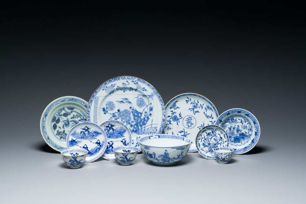 Elf stukken Chinees blauw-wit porselein, Ming tot 19e eeuw