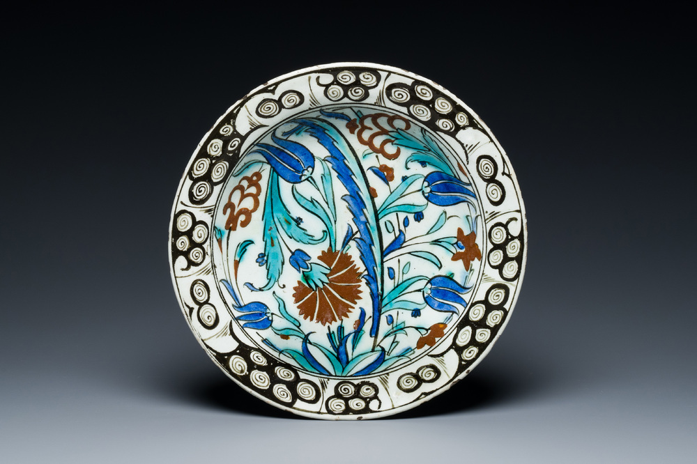 Een polychrome Iznik schotel, Turkije, ca. 1600