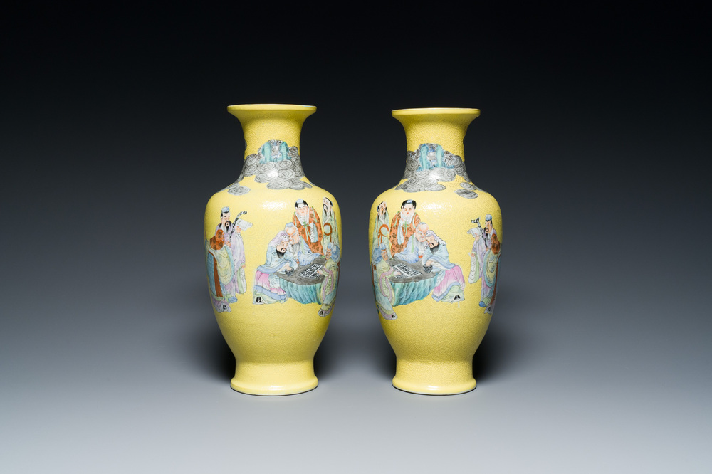 Een paar Chinese famille rose vazen met geleerden op een gele sgraffiato fond, Qianlong merk, Republiek