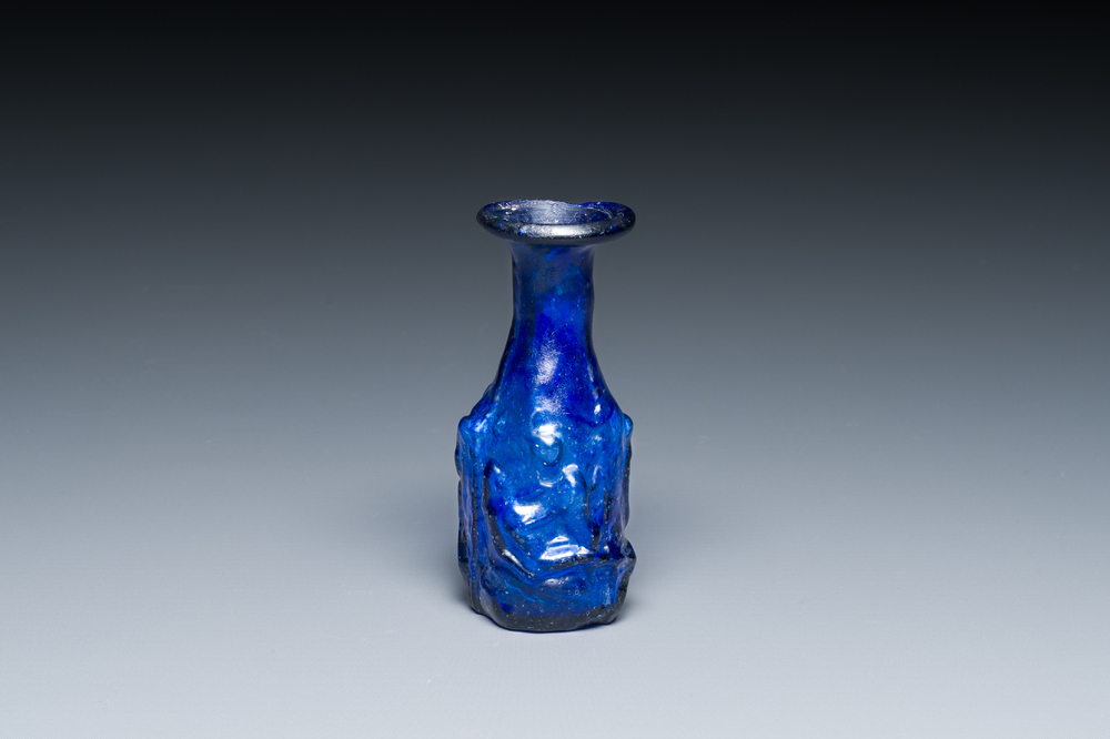 Flacon romain &agrave; sujet &eacute;rotique en verre bleu moul&eacute; dit 'sidonien', M&eacute;diterran&eacute;e orientale, ca. 1er si&egrave;cle