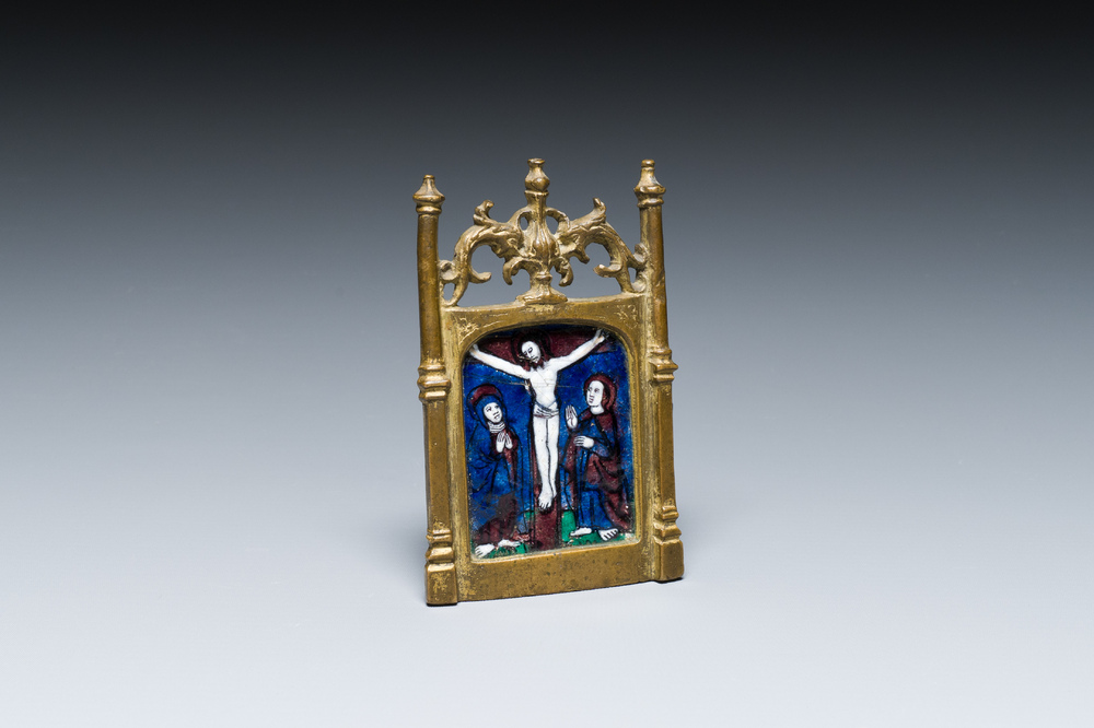 Plaque en &eacute;mail de Limoges &agrave; d&eacute;cor de 'La Crucifixion' mont&eacute;e en baiser de paix en bronze dor&eacute;, France, 1&egrave;re moiti&eacute; du 16&egrave;me