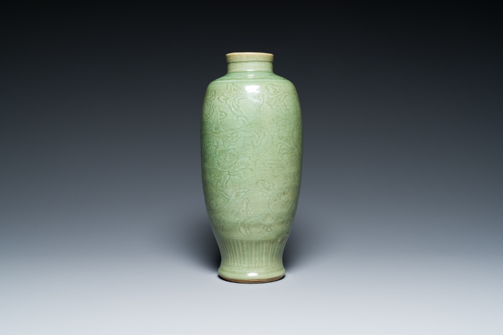 Vase en porcelaine de Chine en c&eacute;ladon de Longquan &agrave; d&eacute;cor floral incis&eacute;, Ming