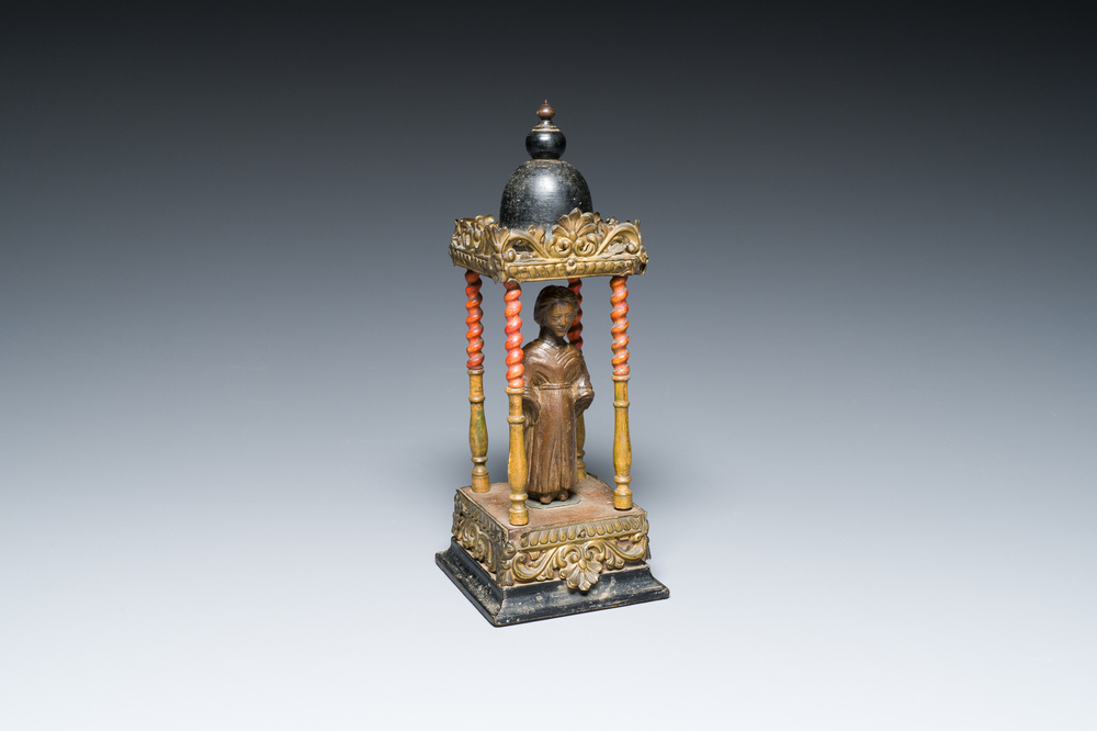 Een Italiaanse notenhouten sculptuur van een monnik gemonteerd in een latere pagode, 14e en 19e eeuw