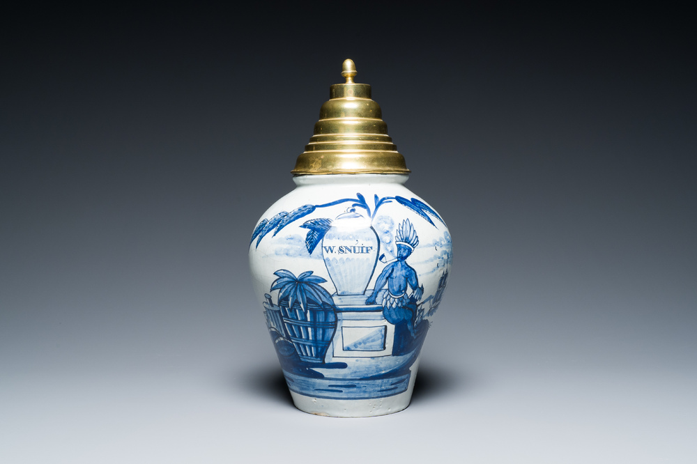 Een blauw-witte Delftse 'VOC' tabakspot met een indiaan en met opschrift 'W. Snuif', 18e eeuw