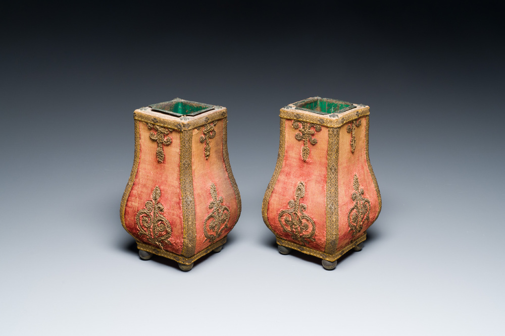 Paire de vases Louis XIV recouverts de velours et fils d'or, avec doublure en m&eacute;tal, France, 18&egrave;me
