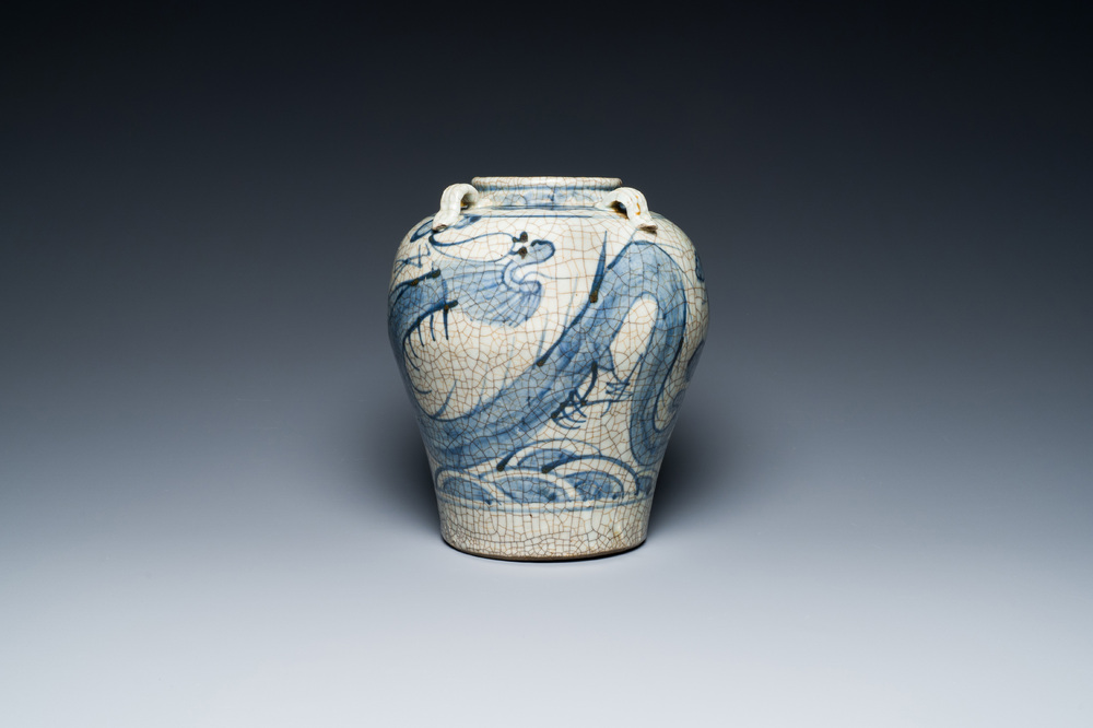 Een Chinese blauw-witte Swatow 'draken' vaas, Ming