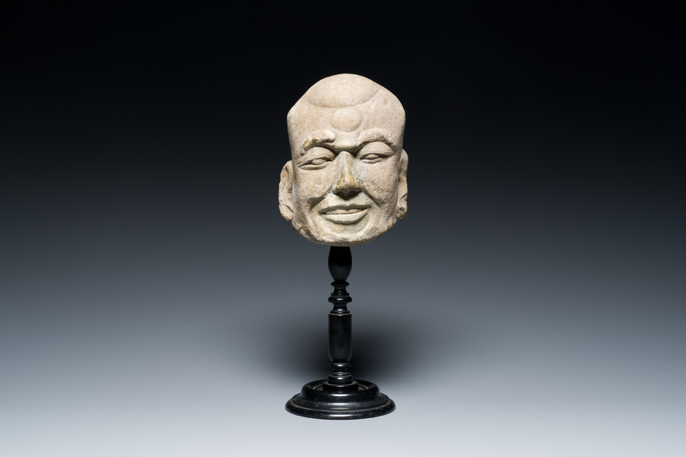 T&ecirc;te d'un Luohan en gr&egrave;s sculpt&eacute;, Chine, Yuan/Ming