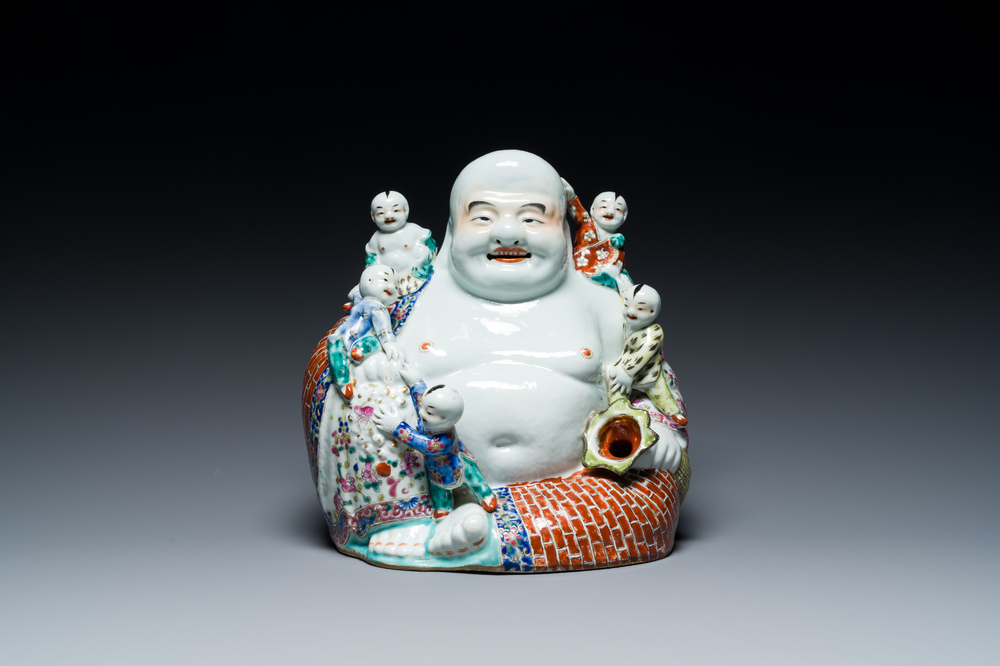 Bouddha en porcelaine de Chine famille rose, marque de Zhu Mao Ji Zao 朱茂記造, R&eacute;publique