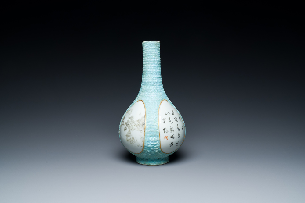 Vase en porcelaine de Chine &agrave; d&eacute;cor en grisaille sur fond turquoise, sign&eacute; Wan Yu 玩玉, marque et probablement &eacute;poque de Qianlong