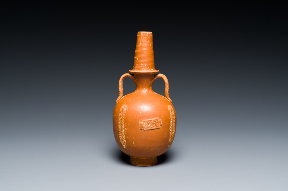 Vase amphorisque romain en sigill&eacute; d&eacute;cor&eacute; de palmettes et d'un frise de texte, Afrique du Nord, 1er/3&egrave;me