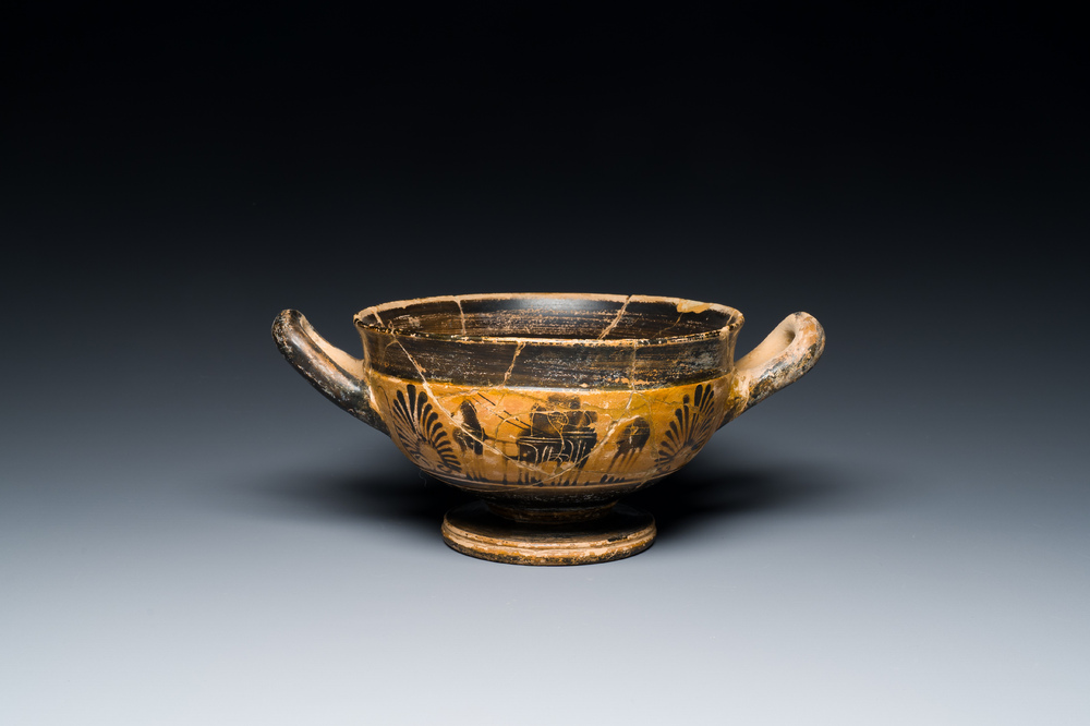A Greek Attic black figure skyphos, 6th C. b.C.