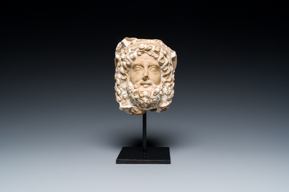 T&ecirc;te de Sarapis punique en terre cuite &agrave; engobe blanc, Afrique du Nord, 2&egrave;me si&egrave;cle av. J.-C.