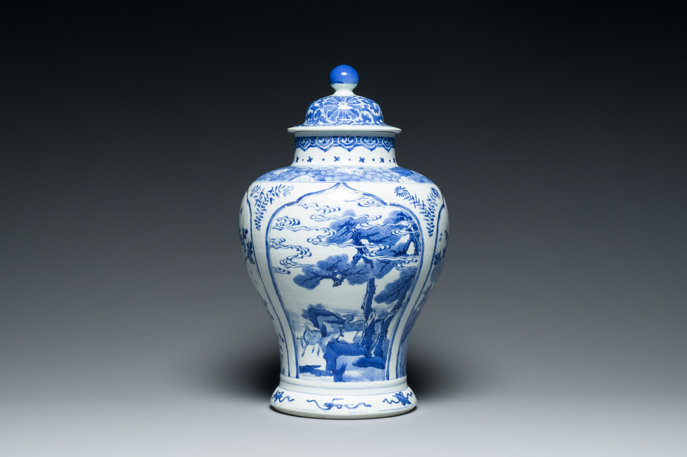 Een Chinese blauw-witte dekselvaas, Kangxi