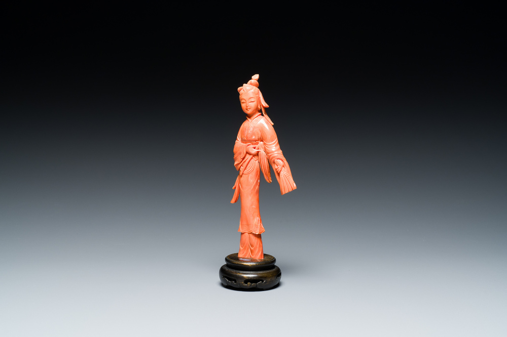 Sculpture d'une femme avec un chasse-mouche et un &eacute;ventail en corail rouge, Chine, 19/20&egrave;me