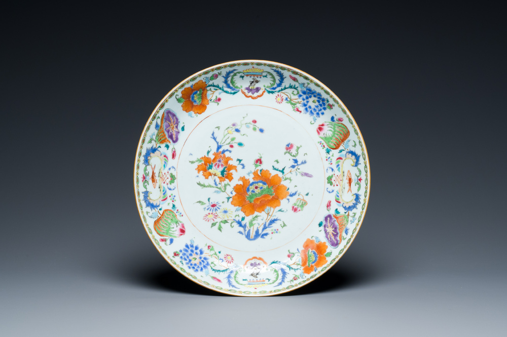 Plat en porcelaine de Chine famille rose &agrave; d&eacute;cor 'Pompadour', Qianlong, vers 1745