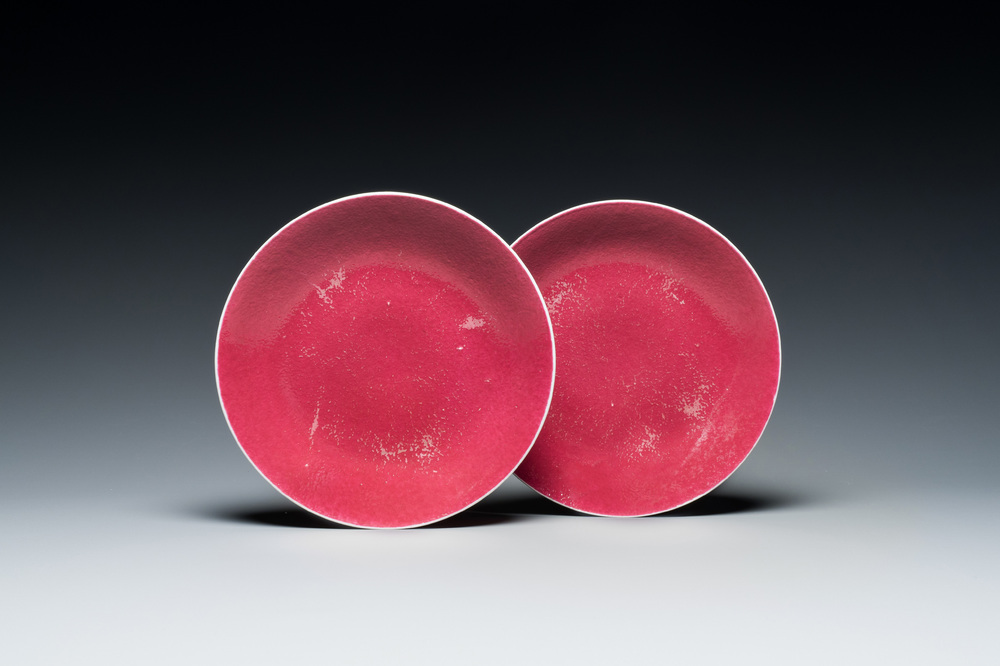 Paire d'assiettes en porcelaine de Chine en rouge de rubis monochrome, marque et &eacute;poque de Jiaqing