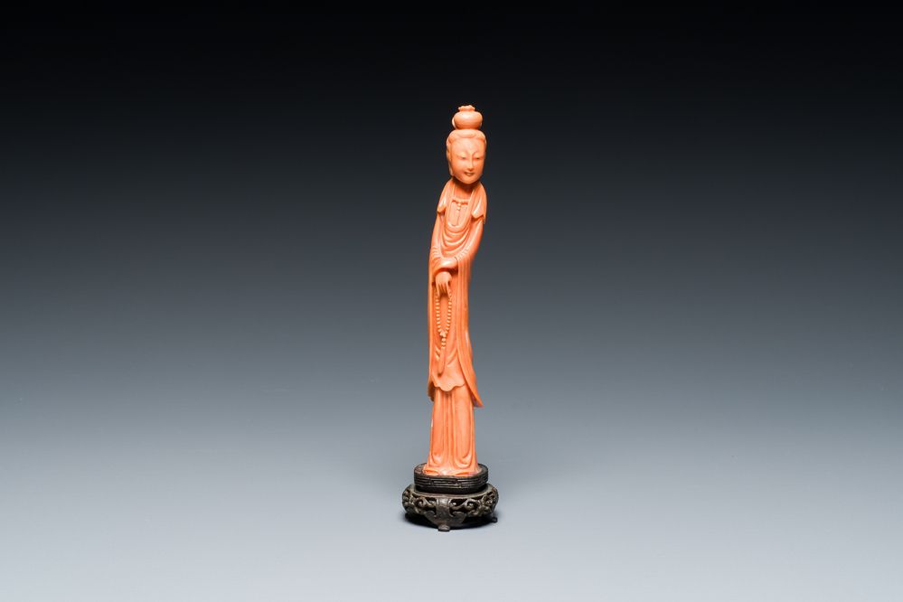 Een Chinese bloedkoralen sculptuur van een staande dame met hofketting, 19/20e eeuw