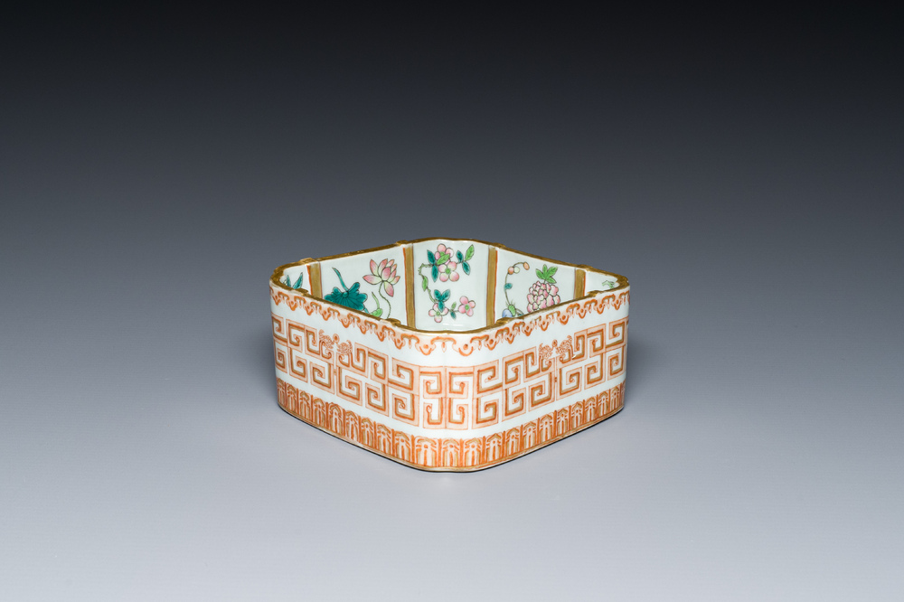 Bol de forme carr&eacute;e en porcelaine de Chine famille rose, marque et &eacute;poque de Daoguang