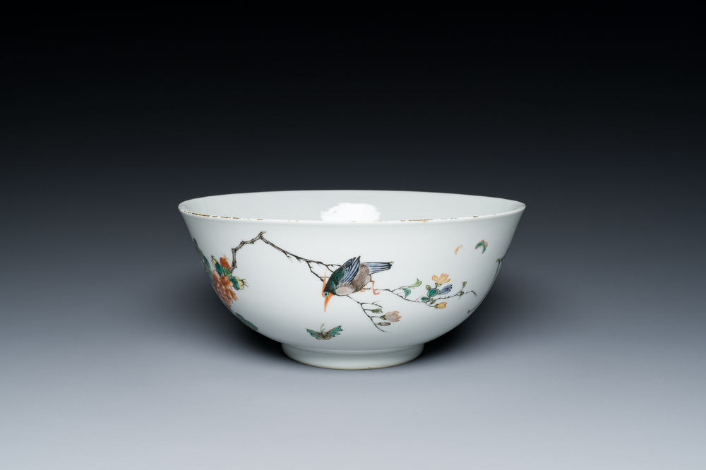 A Chinese famille verte bowl with a bird and various insects, Guangxu mark, 19/20th C.