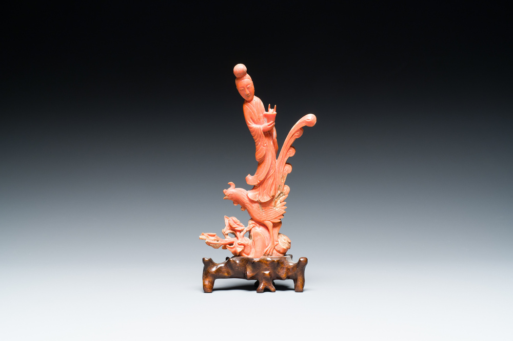 Een Chinese bloedkoralen sculptuur van een dame op een feniks, 19/20e eeuw