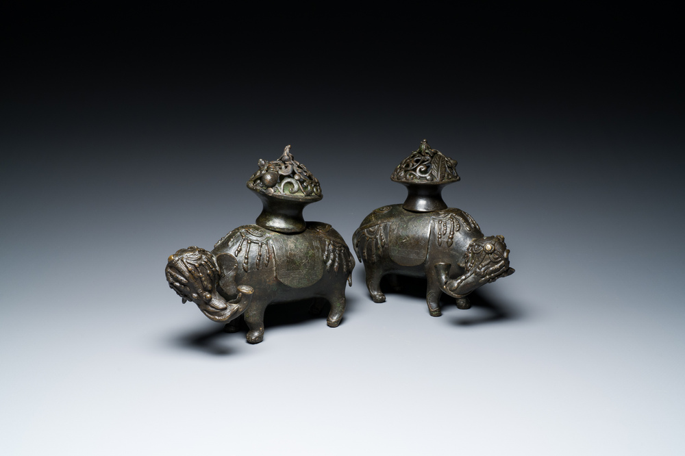 Paire de br&ucirc;le-parfums en forme d'&eacute;l&eacute;phant en bronze, Chine, Ming