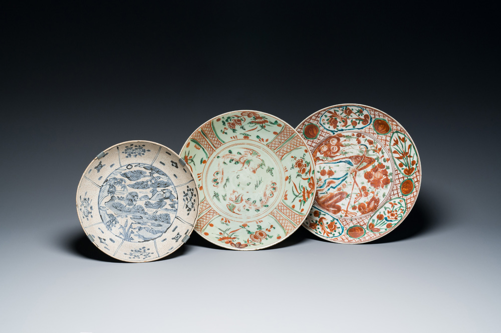 Drie Chinese blauw-witte en wucai Swatow schotels, Ming